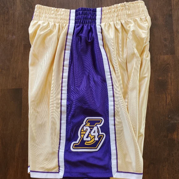 Los Angeles Lakers - Picture 5 of 7